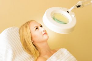 מילוי קמטים בפנים ובצוואר – המידע שאתם צריכים לדעת בנושא